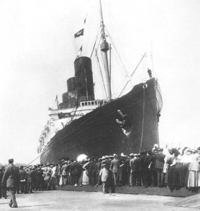 512px-Lusitania_arriving_in_New_York_5